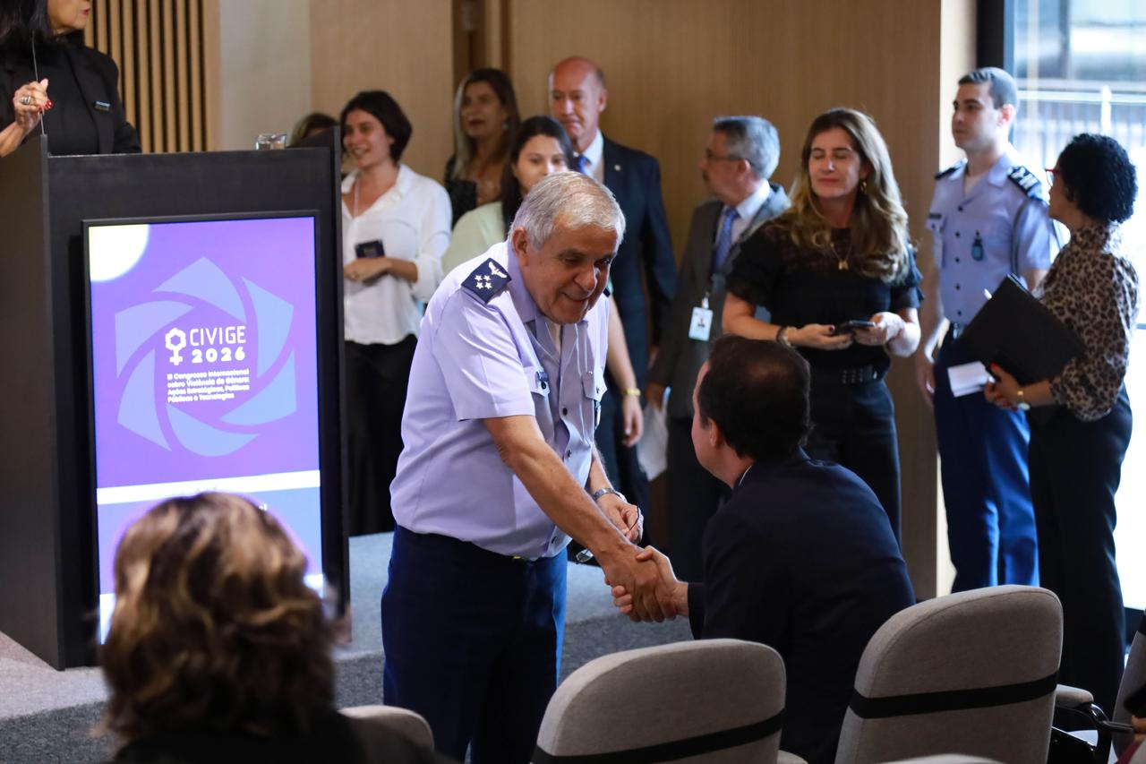 Ministro Tenente-Brigadeiro do Ar Francisco Joseli Parente Camelo cumprimenta autoridades durante o III CIVIGE 2026